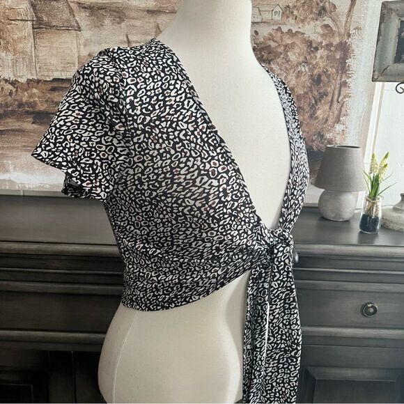Shein Black &  White Cropped Top US Size 2 - Picture 1 of 5
